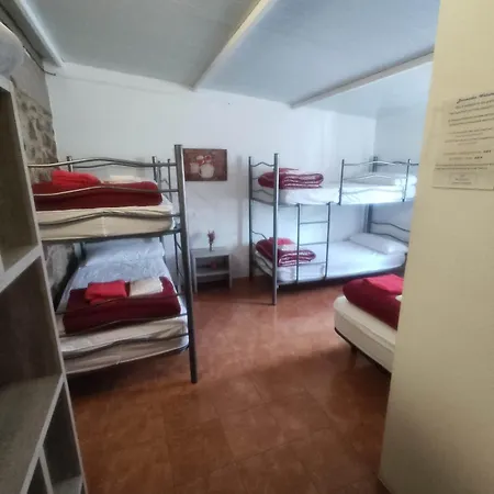 Vintecatro Hostel *